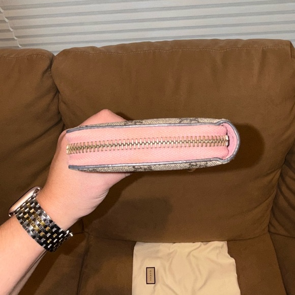 Authentic Gucci GG supreme pearl charm zip Beige and Pink Wallet - Picture 6 of 13